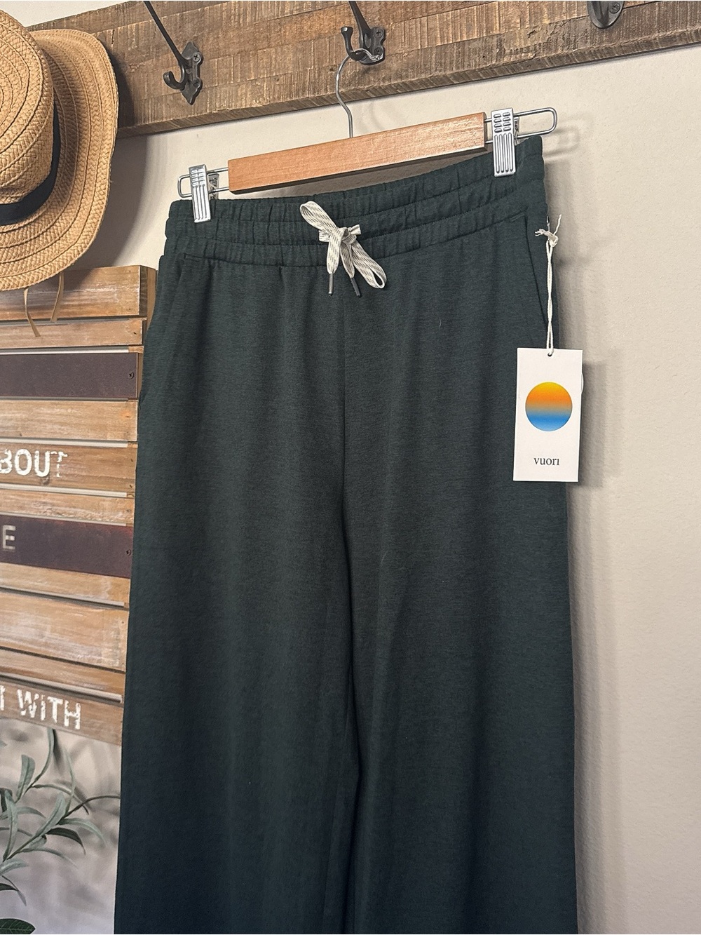 Vuori Halo Essential Wideleg Regular Pants in Evergreen Heather size small